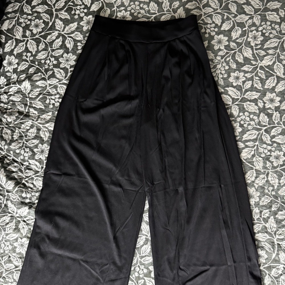 Elegant Black Ribbed Two-Piece Set - Picture 6 of 8